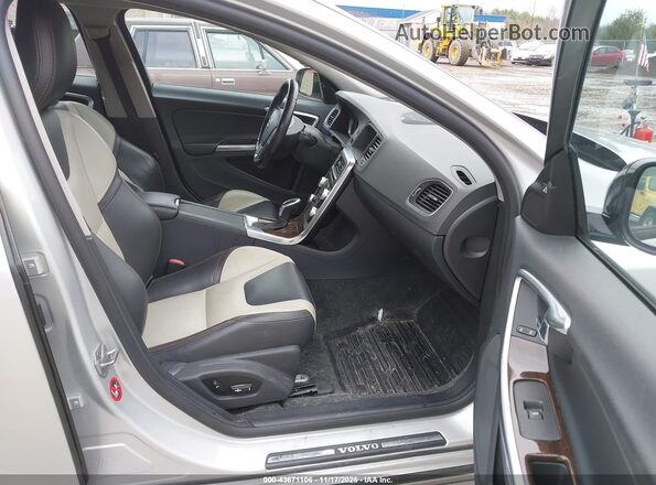 YV4612UM5G2000653 2016 VOLVO S60 CROSS COUNTRY Серебряный Вид салона спереди