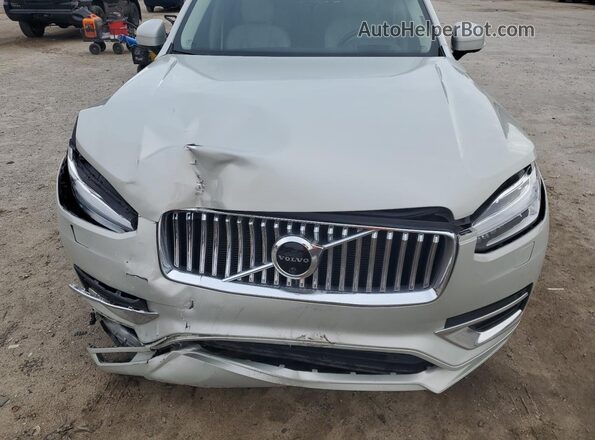 YV4A221L0M1768142 2021 VOLVO XC90 Silver Widok komory silnika