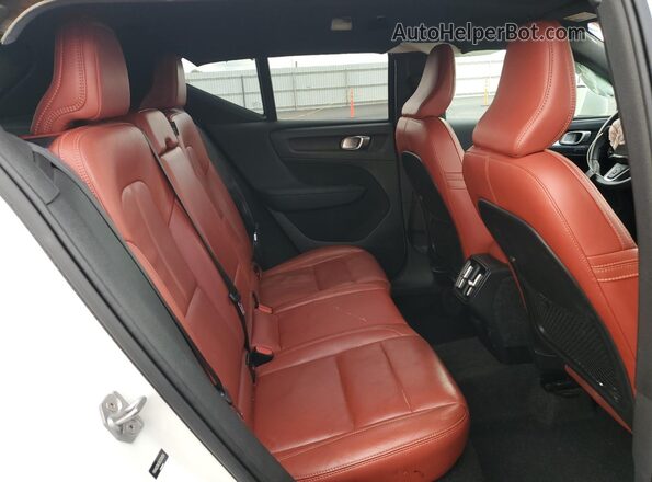 YV4AC2HK3K2124054 2019 VOLVO XC40 White Вид задньої частини салону