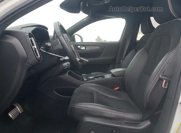 YV4AC2HM1M2399426 2021 VOLVO XC40 Белый Вид салона спереди