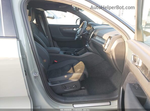 YV4ED3UL9P2108340 2023 VOLVO XC40 RECHARGE PURE ELECTRIC Green Вид салону спереду