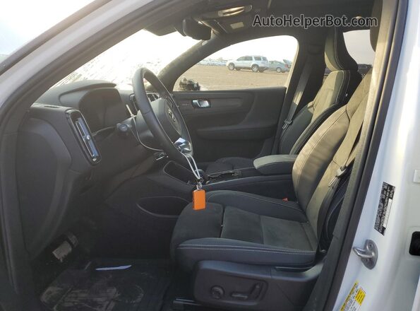 YV4ED3UM1P2098850 2023 VOLVO XC40 White 