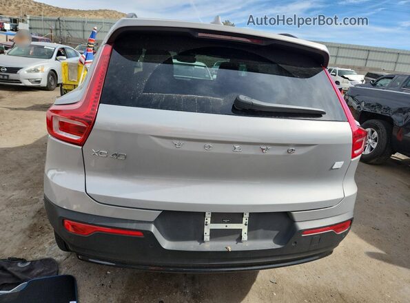 YV4ED3UM3P2956688 2023 VOLVO XC40 Silver 