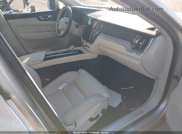 YV4H60DA7P1362980 2023 VOLVO XC60 RECHARGE PLUG-IN HYBRID Beige Widok wnętrza z przodu