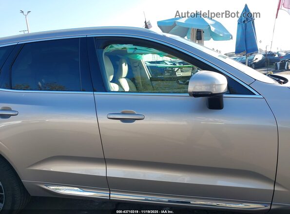 YV4H60DA7P1362980 2023 VOLVO XC60 RECHARGE PLUG-IN HYBRID Beige Widok wnętrza 360 stopni