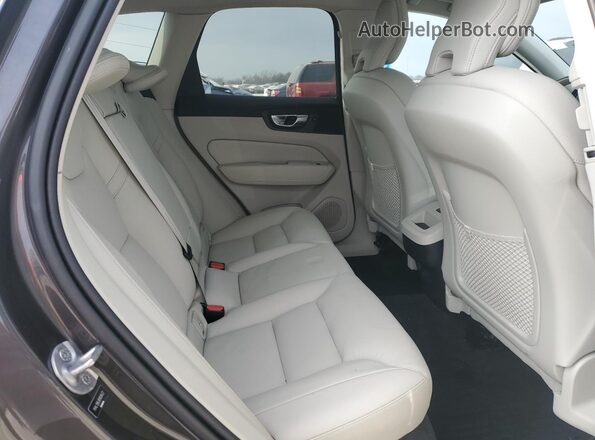YV4L12RL8R1836422 2024 VOLVO XC60 Gray Vista interior trasera