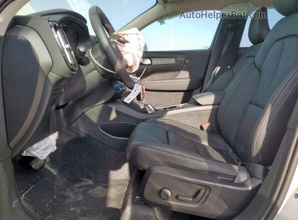 YV4L12UCXS2598323 2025 VOLVO XC40 White Առջևի վահանակի տեսք