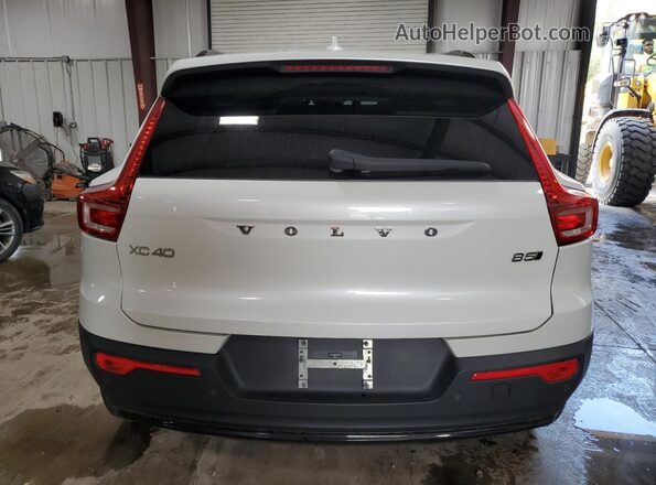 YV4L12UW7P2912043 2023 VOLVO XC40 White 