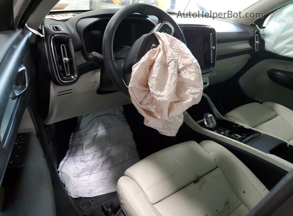 YV4L12UW7P2912043 2023 VOLVO XC40 White 