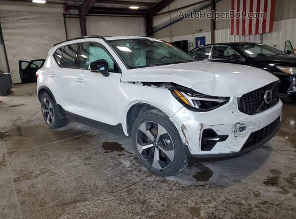 YV4L12UW7P2912043 2023 VOLVO XC40 White 