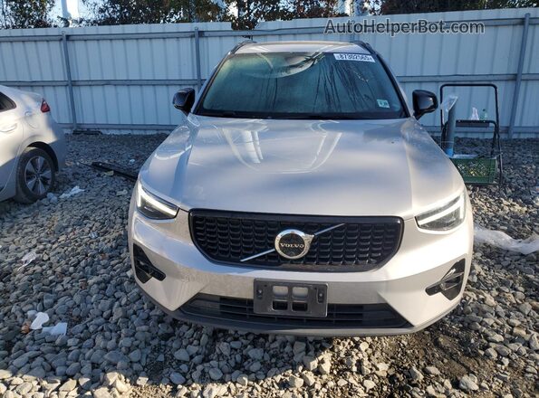 YV4L12UX1P2059406 2023 VOLVO XC40 Silver Front view