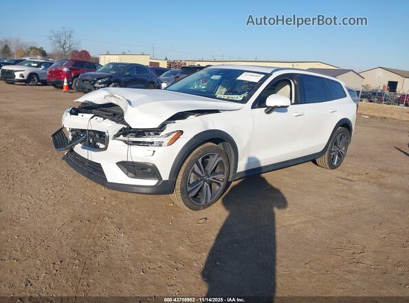 YV4L12WK1S2146331 2025 VOLVO V60 CROSS COUNTRY White წინა მარცხენა ხედი სამი მეოთხედიდან