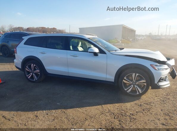 YV4L12WK1S2146331 2025 VOLVO V60 CROSS COUNTRY White უკანა სალონის ხედი