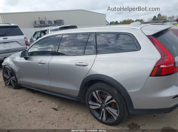 YV4L12WK1S2149245 2025 VOLVO V60 CROSS COUNTRY Silver Սալոնի 360 աստիճան տեսք