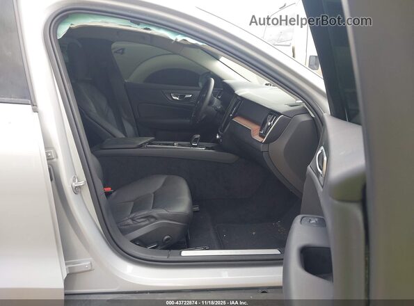 YV4L12WK1S2149245 2025 VOLVO V60 CROSS COUNTRY Silver Սալոնի դիմացի տեսք