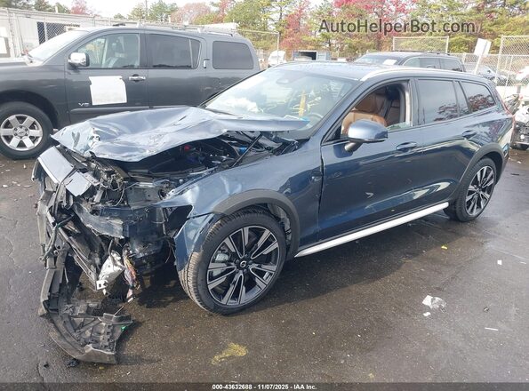 YV4L12WL9S2147185 2025 VOLVO V60 CROSS COUNTRY Blue Առջևի ձախ երեք քառորդ տեսարան