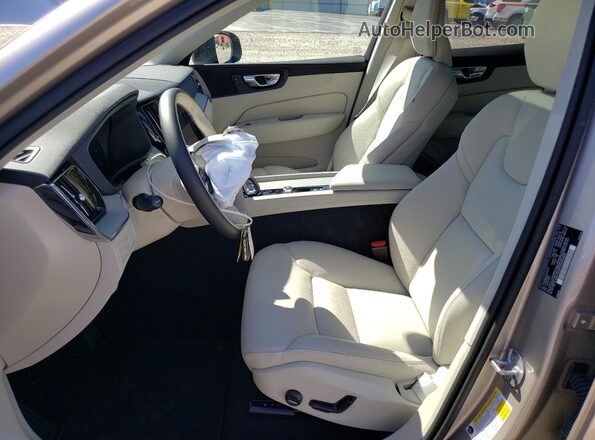 YV4M12RC5S1222602 2025 VOLVO XC60 Silver Вид салону спереду