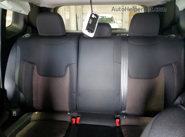 ZACNJDB16PPP61066 2023 JEEP RENEGADE White Հետևի նստատեղերի տեսք