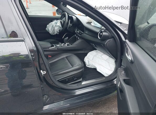 ZARFAMAN4N7656179 2022 ALFA ROMEO GIULIA Черный Вид салона спереди