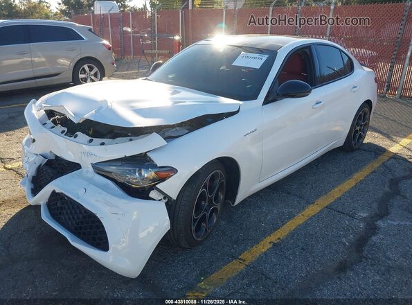 ZARFAMBN0P7668959 2023 ALFA ROMEO GIULIA White Առջևի ձախ երեք քառորդ տեսարան