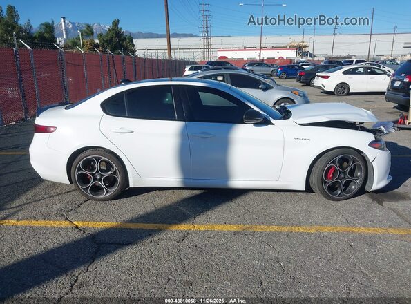 ZARFAMBN0P7668959 2023 ALFA ROMEO GIULIA White Սալոնի հետևի տեսք