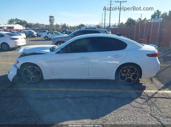 ZARFAMBN0P7668959 2023 ALFA ROMEO GIULIA White Սալոնի 360 աստիճան տեսք