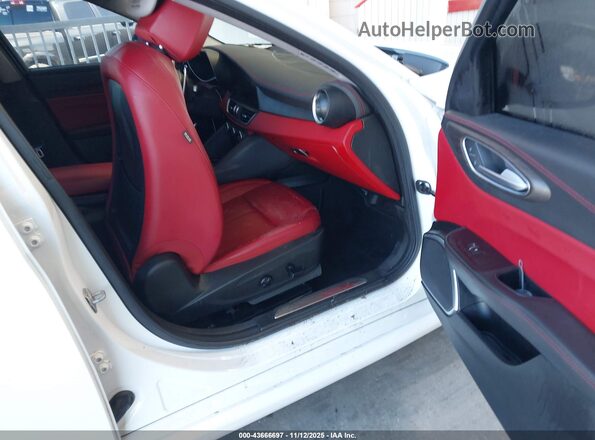 ZARFAMBN1L7634961 2020 ALFA ROMEO GIULIA White Front interior view