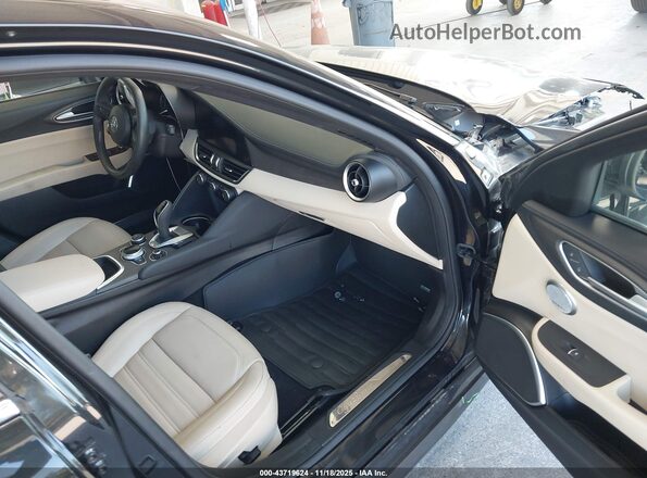 ZARFAMBN6P7673941 2023 ALFA ROMEO GIULIA Black Widok wnętrza z przodu