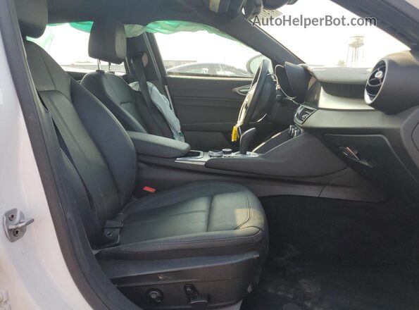 ZARFANBN2R7678224 2024 ALFA ROMEO GIULIA White Widok wnętrza z przodu
