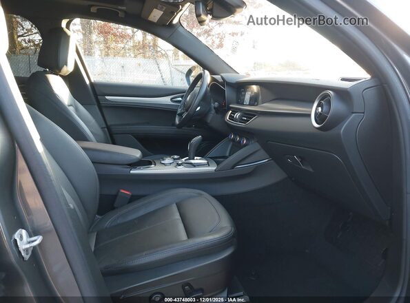 ZASPAKBN7R7D70406 2024 ALFA ROMEO STELVIO Gray Widok wnętrza z przodu
