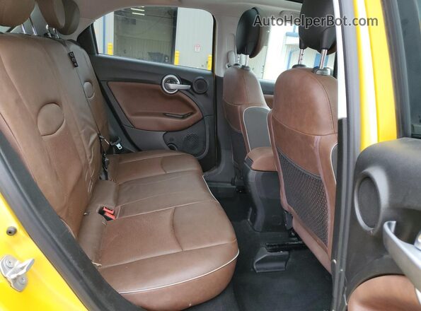 ZFBCFYET1GP341585 2016 FIAT 500X Yellow Widok wnętrza z tyłu