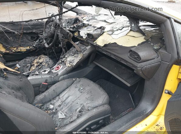 ZHWUR2ZF2KLA12155 2019 LAMBORGHINI HURACAN Желтый Вид салона спереди