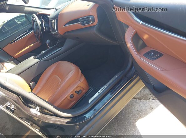ZN661XUS3HX226921 2017 MASERATI LEVANTE Black Front interior view