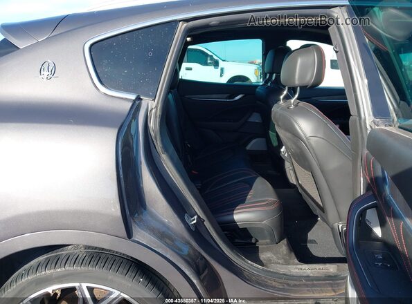 ZN661YUL8KX315518 2019 MASERATI LEVANTE Gray Widok tylnych siedzeń