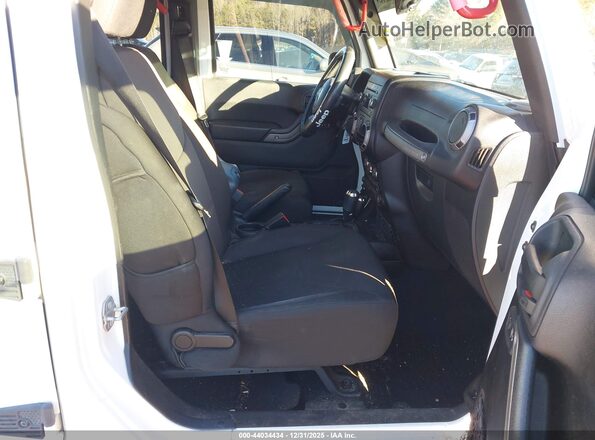 1C4BJWDG5GL286937 2016 JEEP WRANGLER UNLIMITED White Widok wnętrza z przodu
