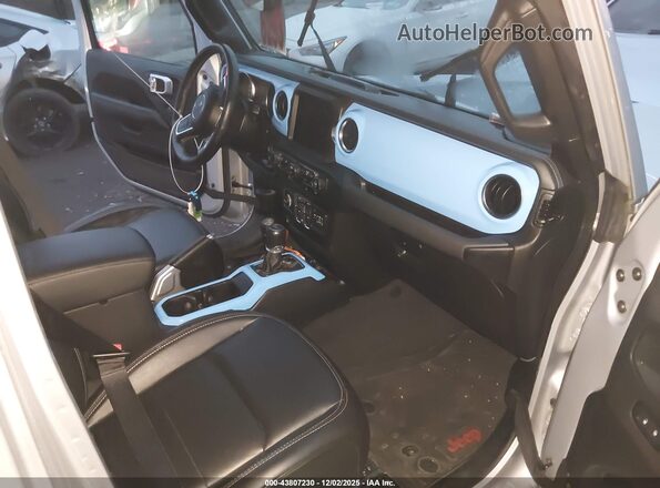 1C4JJXP6XNW228399 2022 JEEP WRANGLER Серебряный Вид салона спереди