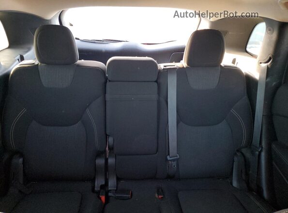 1C4PJLCB2HW549265 2017 JEEP CHEROKEE Red Widok tylnych siedzeń