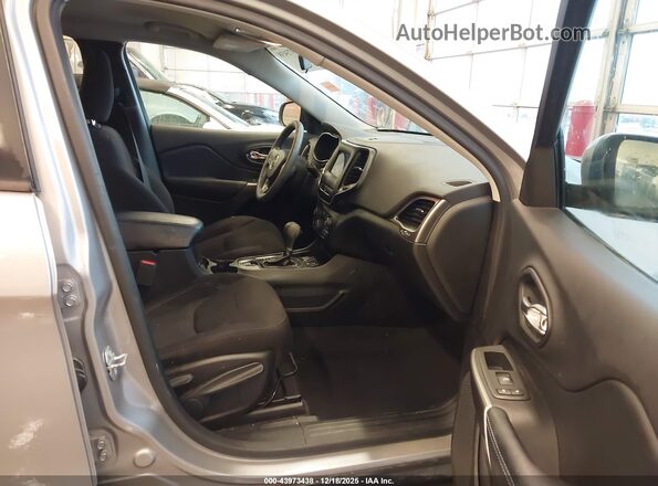 1C4PJLCB3LD511452 2020 JEEP CHEROKEE Silver Front interior view