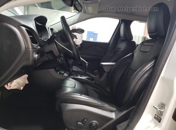 1C4PJMBX8MD145329 2021 JEEP CHEROKEE White Вид салону спереду