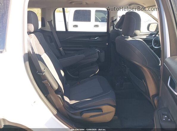 1C4RJJAG6P8901665 2023 JEEP GRAND CHEROKEE L White VIN კოდის სტიკერის ხედი