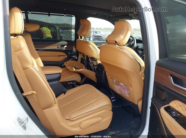 1C4RJJEG3P8714636 2023 JEEP GRAND CHEROKEE L White VIN კოდის სტიკერის ხედი