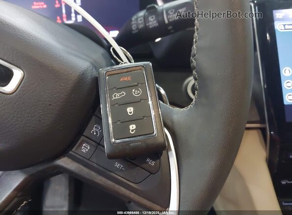 1C4RJKBG2P8865008 2023 JEEP GRAND CHEROKEE L Gray Widok deski rozdzielczej