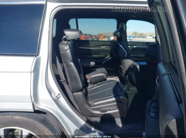 1C4RJKDT8P8107510 2023 JEEP GRAND CHEROKEE L Silver Widok naklejki z numerem VIN