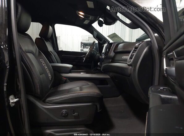 1C6SRFLT8RN226947 2024 RAM 1500 Black Widok wnętrza z przodu