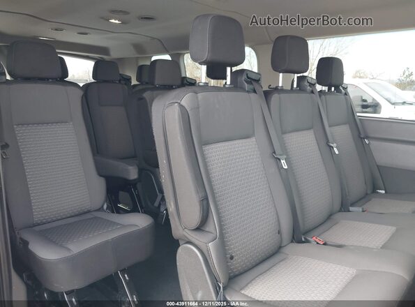 1FBAX2YG8PKB07992 2023 FORD PASSENGER White Widok naklejki z numerem VIN