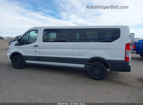 1FBAX2YG8PKB07992 2023 FORD PASSENGER White Widok wnętrza 360 stopni