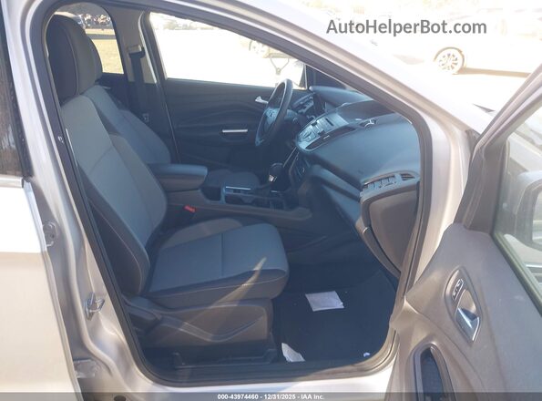 1FMCU0GD1HUB53335 2017 FORD ESCAPE Silver Front interior view
