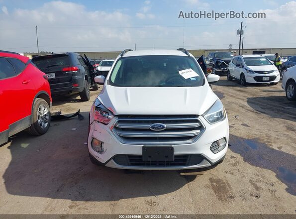 1FMCU0GD9JUD23317 2018 FORD ESCAPE White Widok zestawu wskaźników