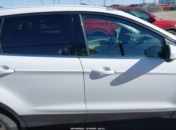 1FMCU9GD0HUB90221 2017 FORD ESCAPE Белый Вид задней части салона