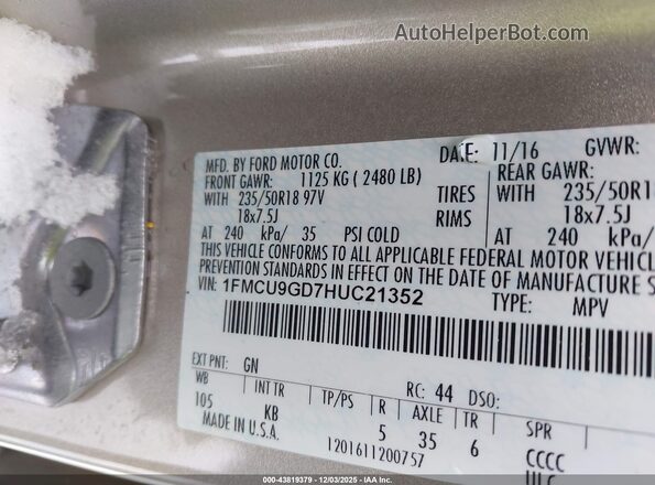 1FMCU9GD7HUC21352 2017 FORD ESCAPE Tan Widok komory silnika